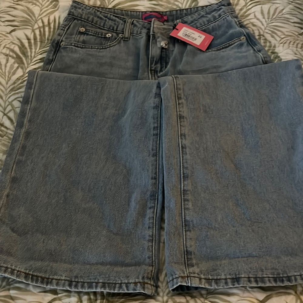 EDIKTED Raelynn Washed Low Rise Jeans